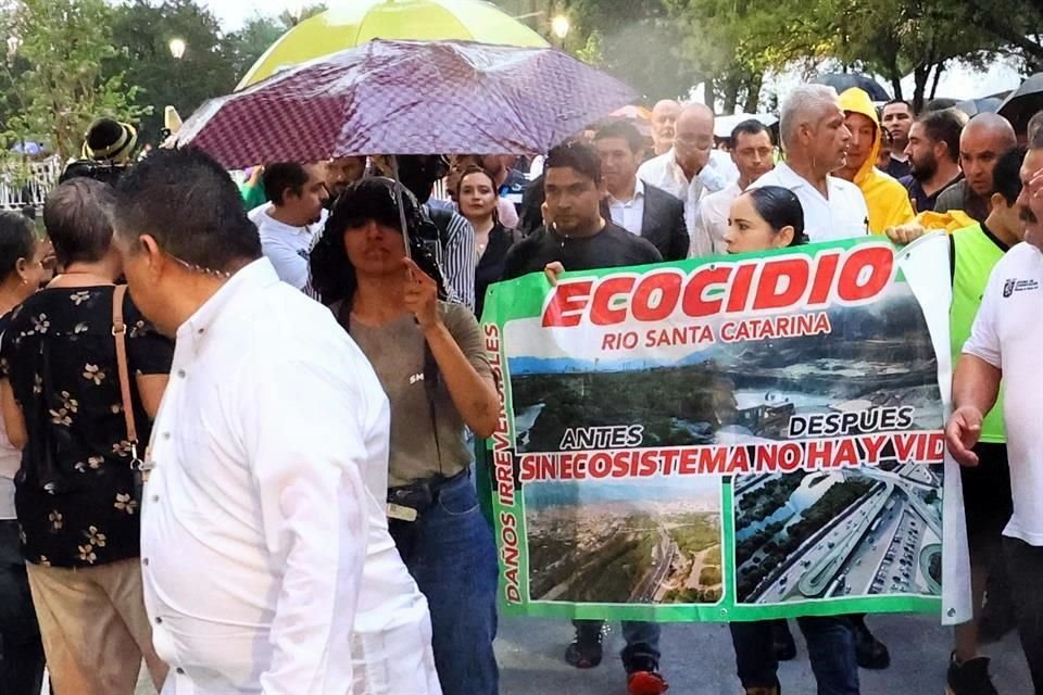 Un grupo de personas protestó en el evento, al reclamar un ecocidio en el Río Santa Catarina.