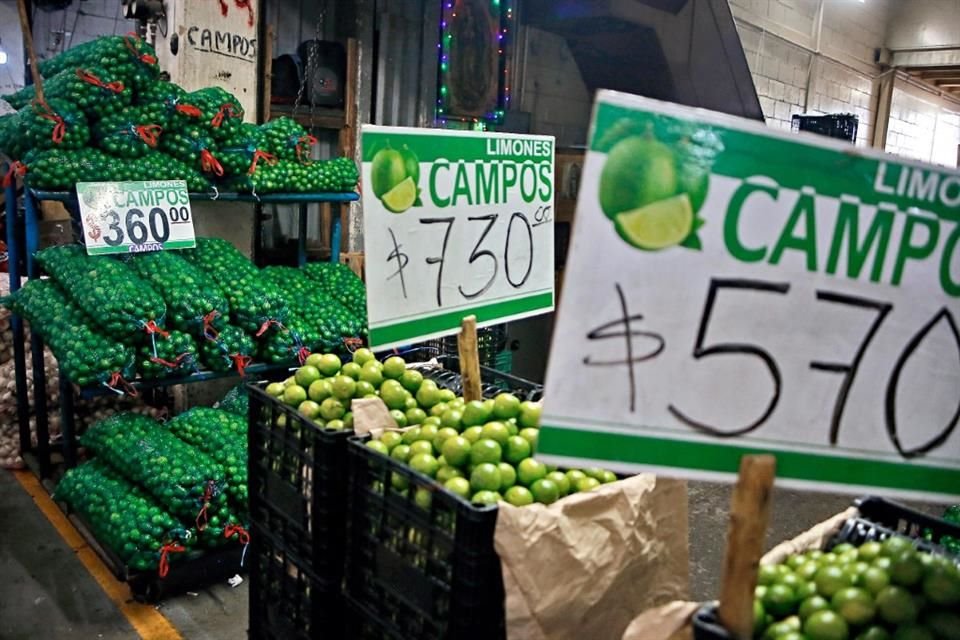 Ante escasez de limón por extorsiones a productores, comerciantes se han visto obligados a cerrar bodegas y comprar cajas a altos costos.