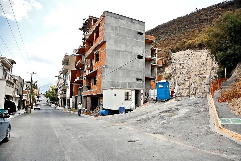 Pese a que existe una suspensión otorgada por el TJA que impide continuar con la obras, los trabajos en el Cerro de las Águilas reanudaron.