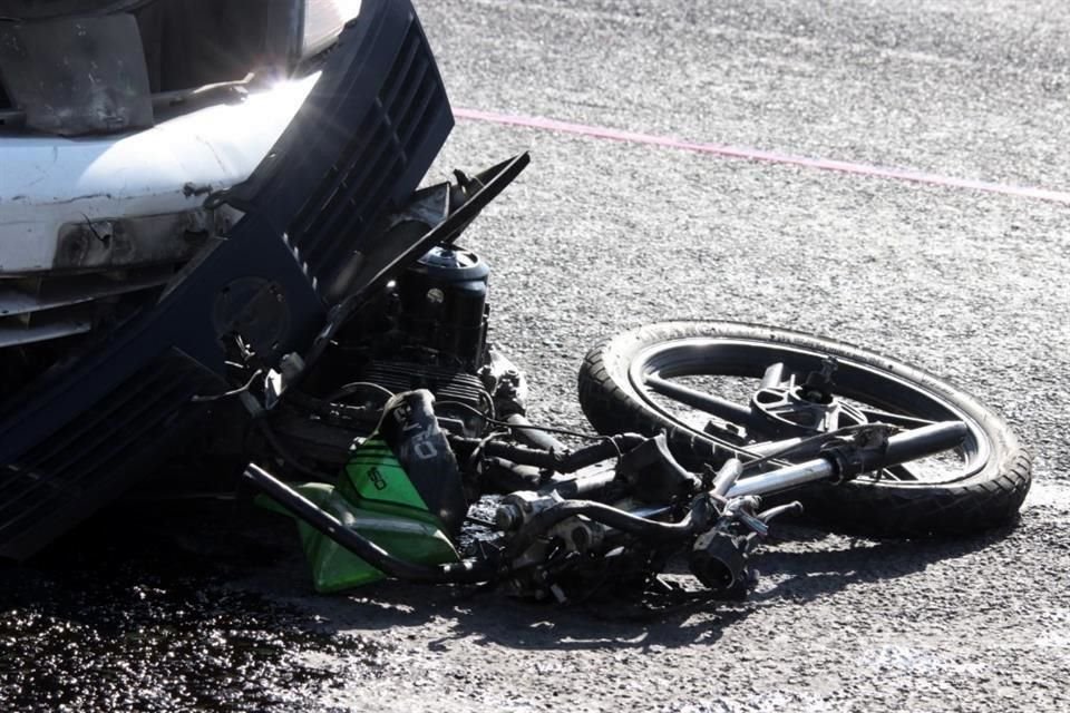 La motocicleta quedó incrustada en la parte delantera del taxi.