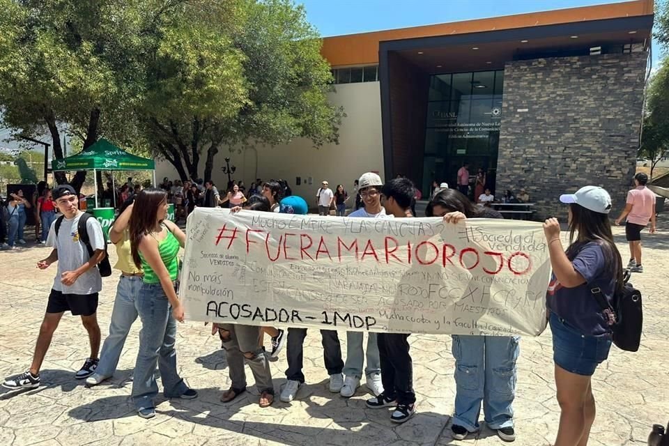 Estudiantes de FCC protestaron en la explanada en contra del coordinador.