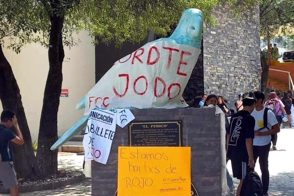 El 'Perico' también fue cubierto con mantas donde protestan en contra de Rojo.