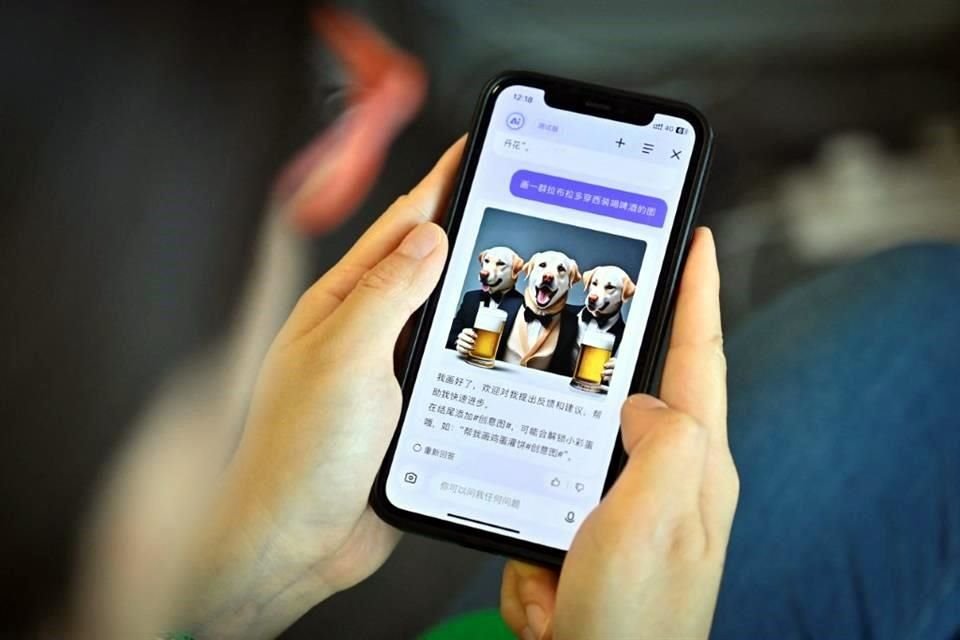 Baidu dijo que Ernie Bot, que genera textos e imágenes en respuesta a preguntas y señales de los usuarios, estaba abierto al público a través de su sitio web oficial y en las tiendas de aplicaciones de China.