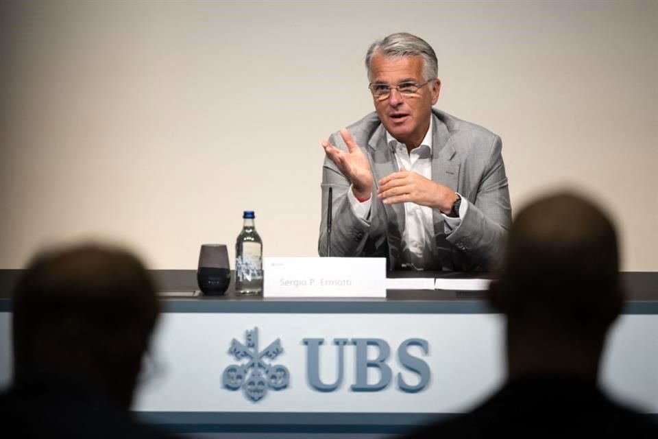 Sergio Ermotti, presidente ejecutivo de UBS, dijo que que se suprimirían 3 mil puestos de trabajo en Suiza, mientras que otras personas se marcharían por decisión propia, es decir, por jubilación.