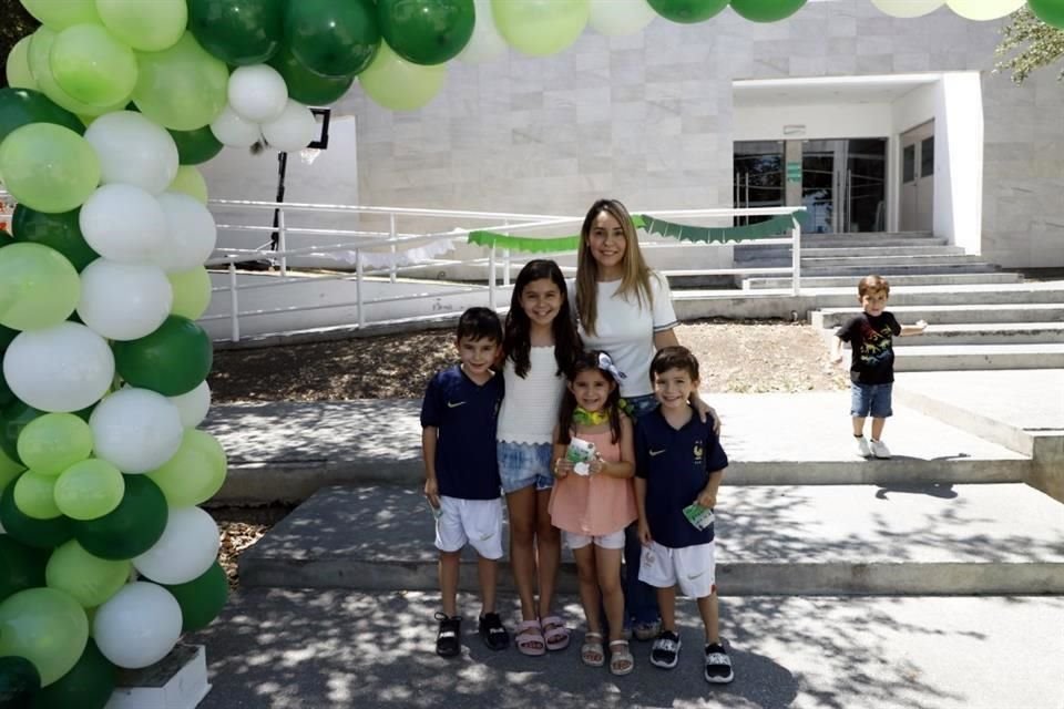 Diego Jiménez, Sofy Jiménez, Emma Jiménez, Adriana Álvarez y David Jiménez