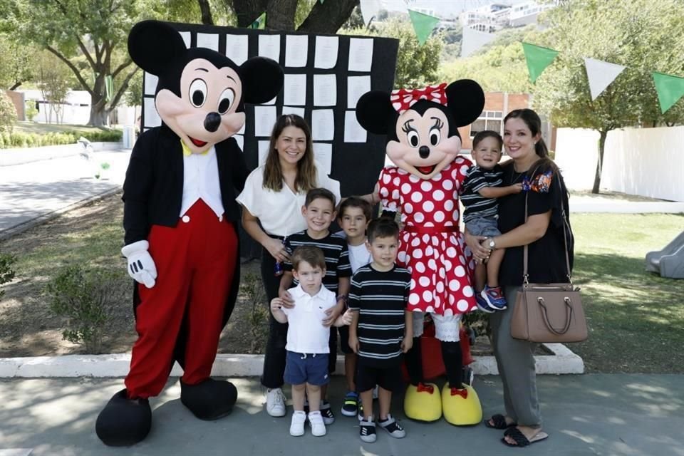 Mariana Ruiz, Luis Villarreal, Lorenzo Villarreal, Alberto Rubio, Alfonso Rubio, Alejandro Rubio y Daniela Villarreal con Mickey y Mimi