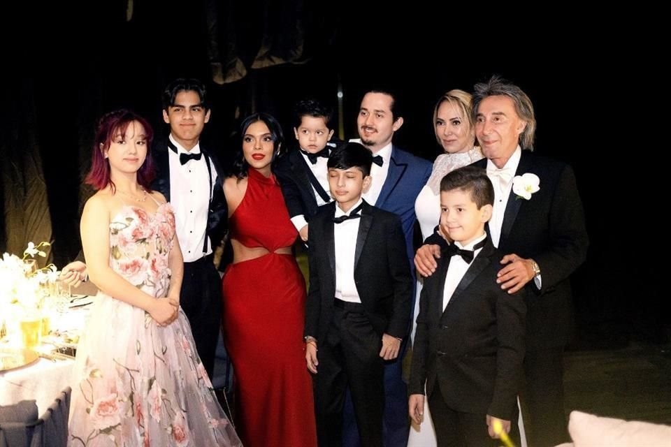 Los novios con la familia Alonso Castillo