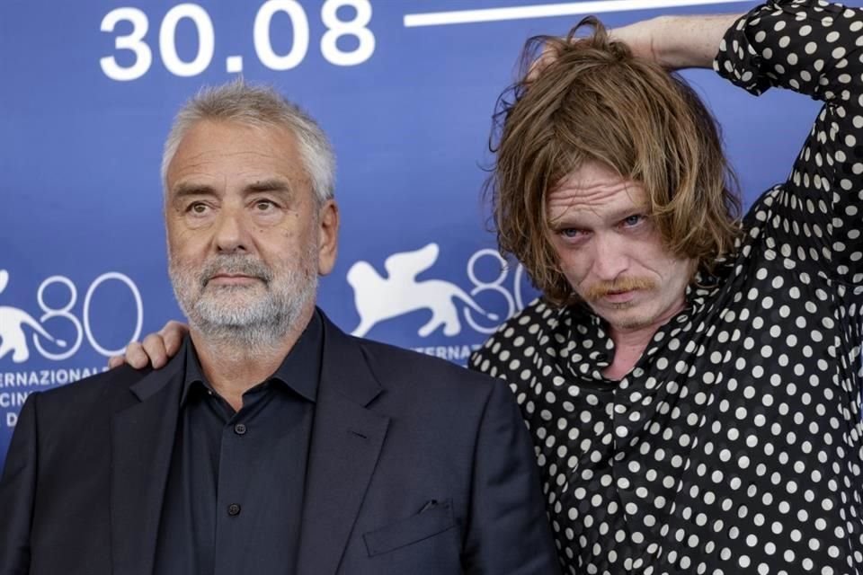 El director Luc Besson y el actor Caleb Landry Jones juntos en la presentación de'Dogman'.