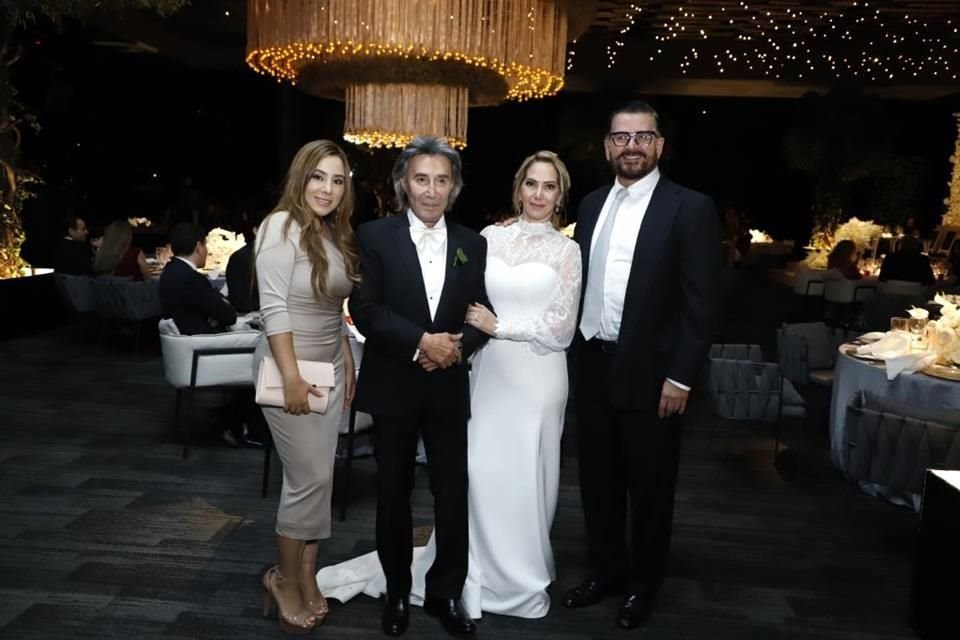 Eugenio Pacelli Chapa y Yoana Paola Morales con los novios