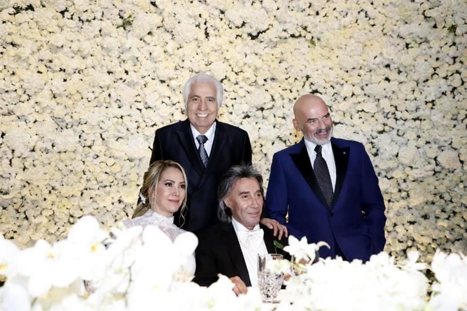 Humberto Reyes y Alberto Villarreal con los novios