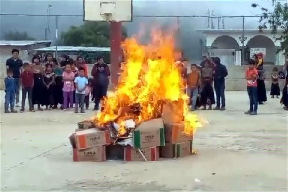 Libros de SEP fueron quemados por padres de familia en una escuela de Zinacantán, en Chiapas.