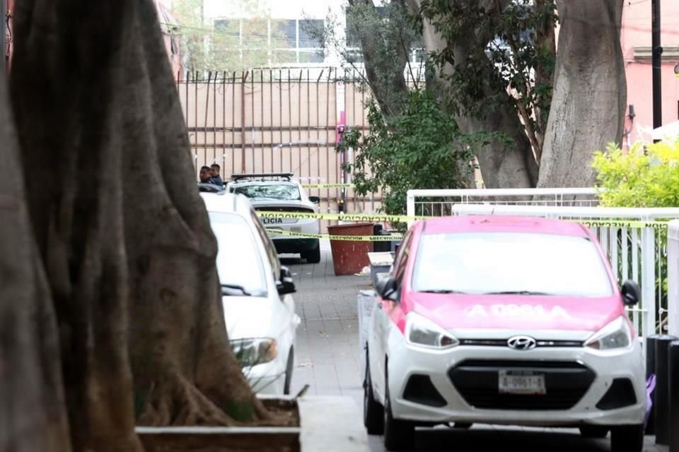 El cuerpo de una persona fue localizado dentro de un tambo, policías resguardaron la zona y al mismo tiempo alumnos de una escuela entraban.