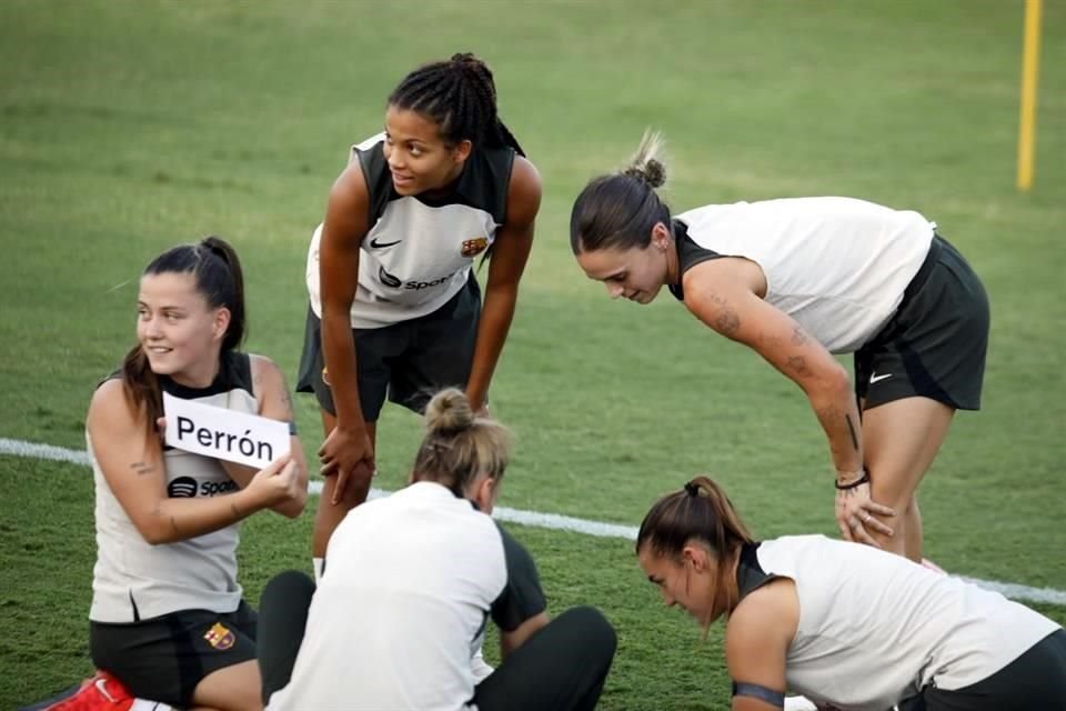 Las jugadoras del Barcelona aprendieron algunas palabras de la jerga mexicana durante en una dinámica durante su entrenamiento en el Cedeco.