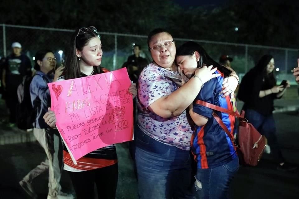 Una señora y sus dos hijas se emocionaron por ver a las jugadoras del Barcelona.