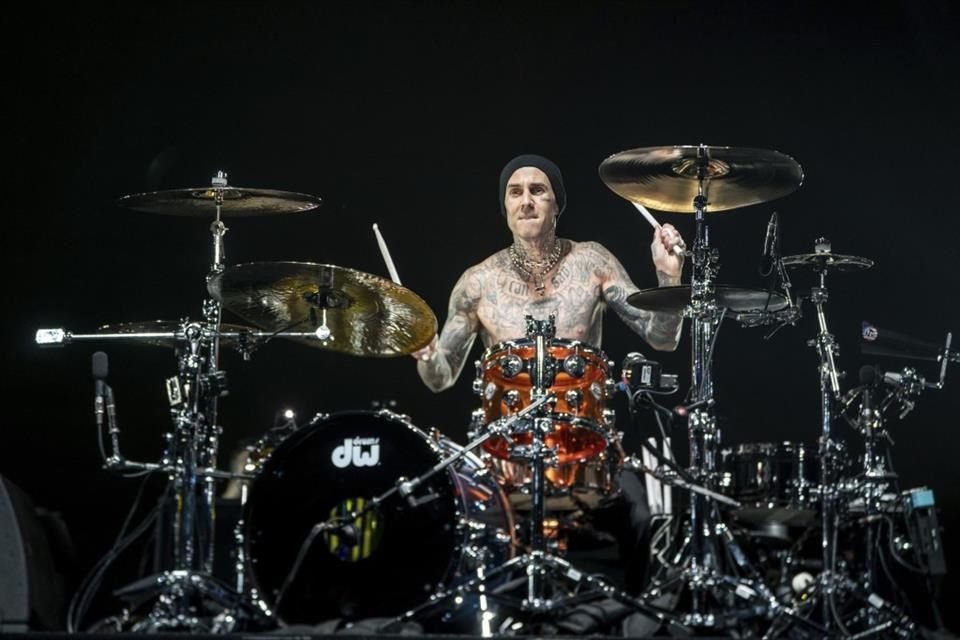 La banda Blink-182 pospuso su gira en Europa debido a la ausencia de su baterista, Travis Barker, que argumentó tener una urgencia familiar.