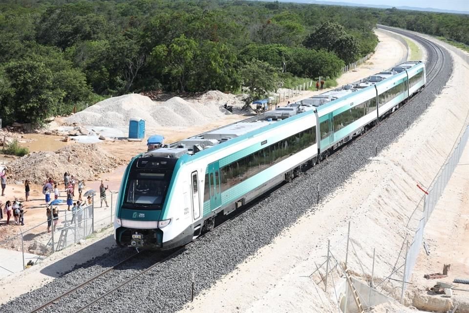 El Presidente realizó el primer recorrido en un convoy.