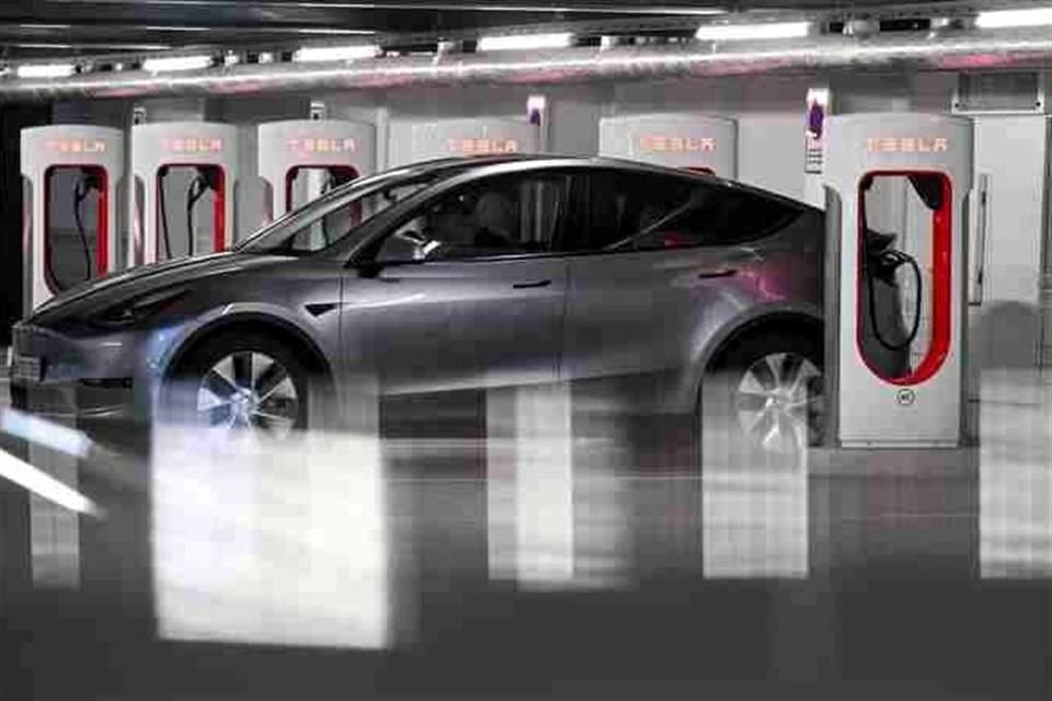 Tesla presentó un nuevo Model 3 rediseñado y fabricado en China con un precio más alto.