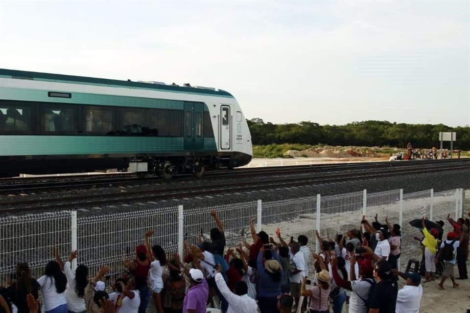 El Tren Maya hizo sus primeros recorridos de prueba con el Presidente López Obrador a bordo.