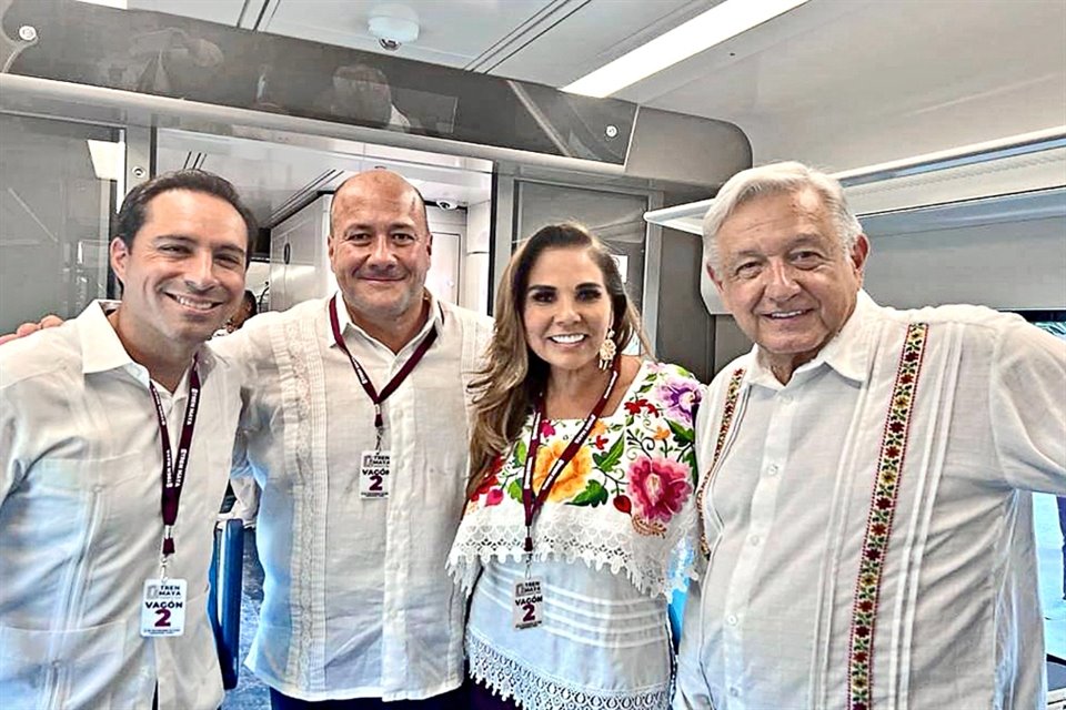 El Tren Maya hizo su primer recorrido de prueba con un grupo de pasajeros que abarcó del Presidente López Obrador a Bernardo Gómez.