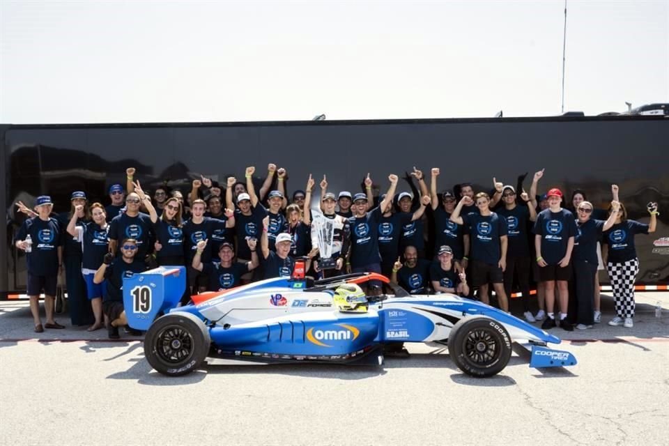 Nicolas Giaffone, brasileño de 20 años, celebra junto al equipo DEForce Racing la conquista del título de la Temporada 2023.