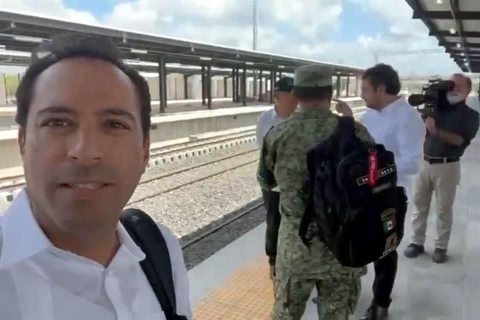 El Mandatario viajó acompañado por su hijo Andrés Manuel López Beltrán y el Gobernador de Yucatán, Mauricio Vila.