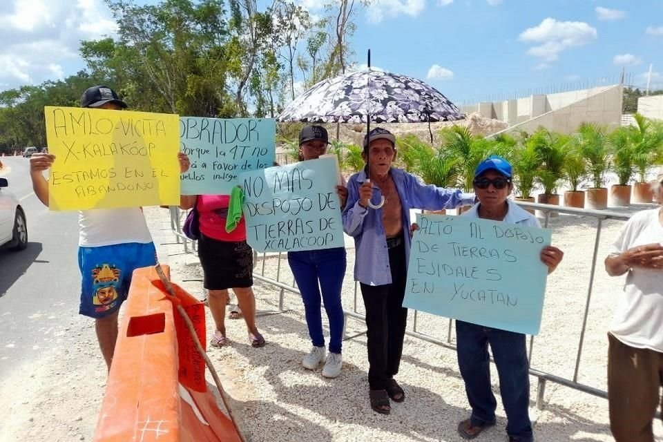 Los ejidatarios se manifestaron en la entrada de Chichén para reclamar a AMLO el pago de su indemnización.