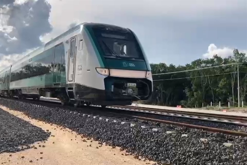 El Tren Maya tuvo una parada inesperada, por una posible falla, en Yaxcabá; el Presidente AMLO estaba a bordo en su segundo día de pruebas.