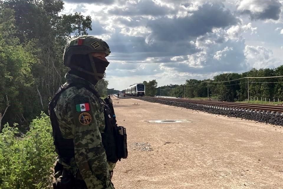 'No pueden grabar, le están dando mantenimiento al vagón', dijo un militar que daba seguridad a la máquina.