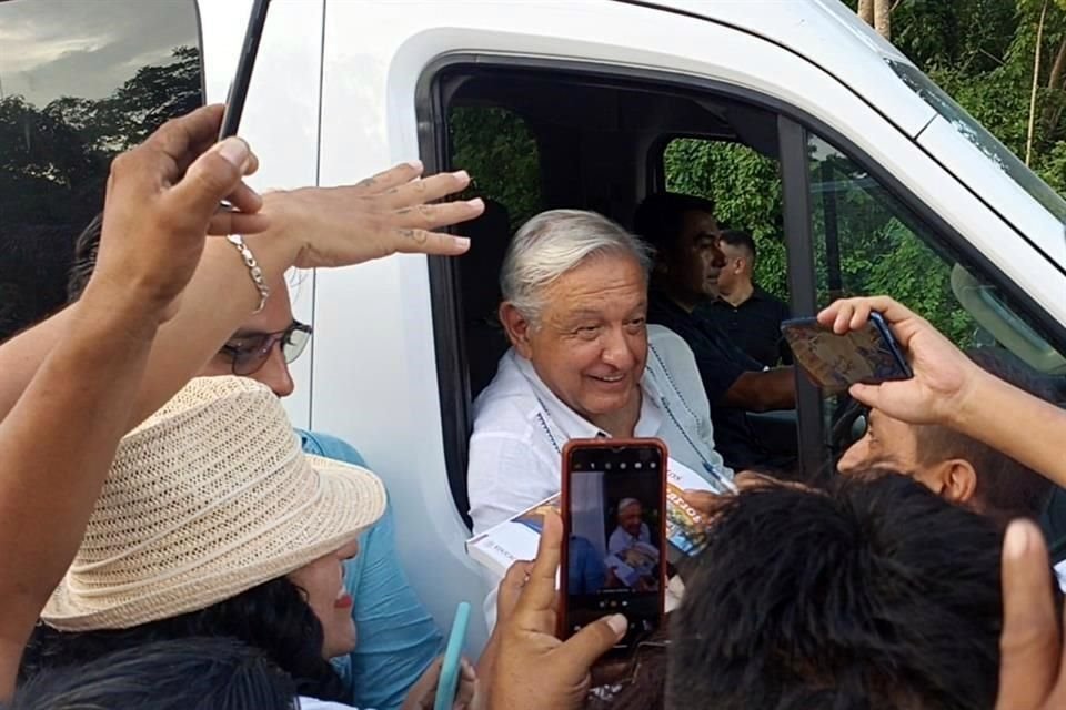 Al llegar a Chichén Itzá, AMLO ofreció disculpas a asistentes por el retraso, algunos de ellos que habían llegado desde las nueve de la mañana, pues dijo que estaba revisando a detalle el Tren Maya.