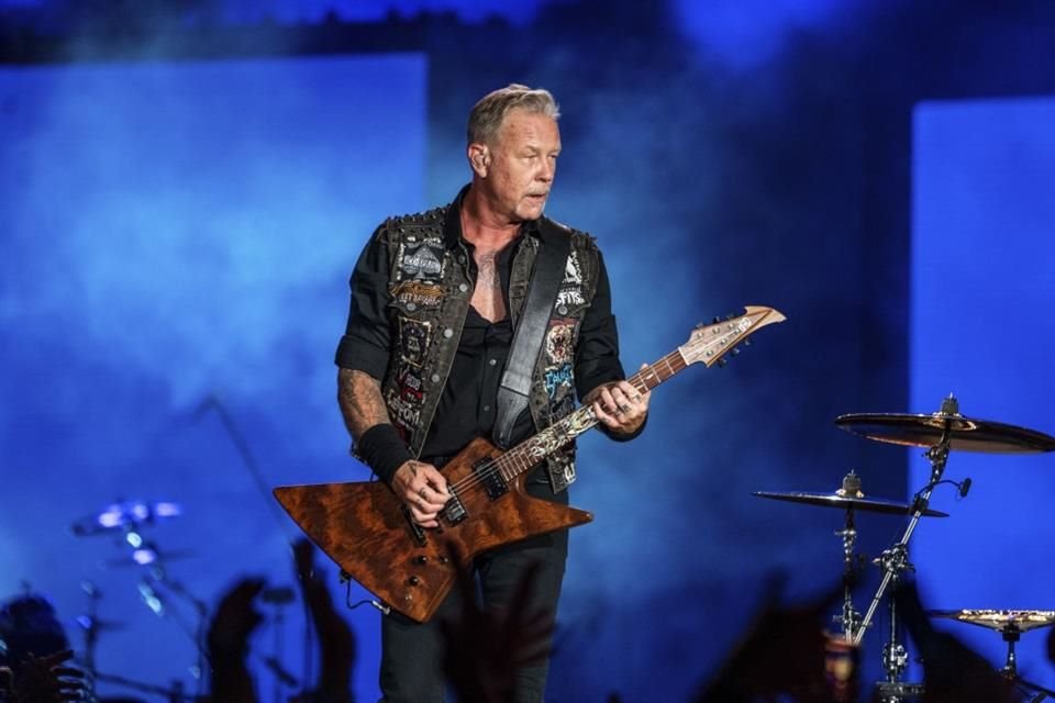 El vocalista de Metallica, James Hetfield, contrajo Covid-19, por lo que la banda tuvo que posponer un concierto en Arizona.