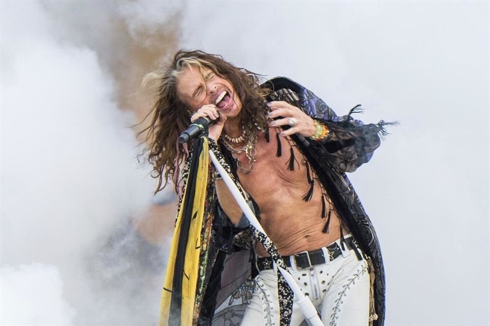 Steven Tyler, vocalista de Aerosmith pide a turistas regresen a Maui tras incendios que arrasaron con la isla.