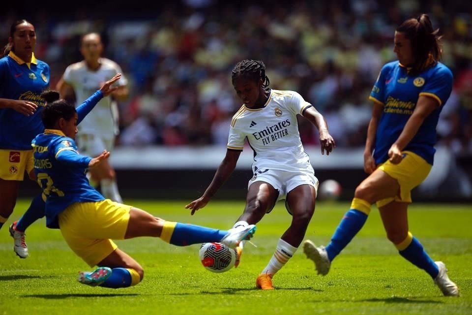 La colombiana Linda Caicedo intentó, pero no corrió con suerte ante las americanistas y no logró anotar.