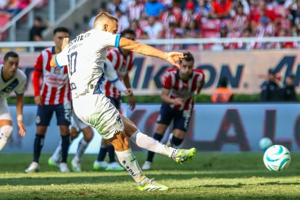 El español marcó con serenidad el segundo del partido desde la vía del penal.