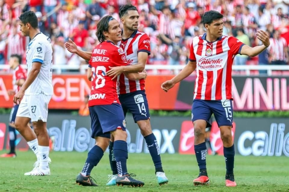 Ricardo Marín descontó por Chivas con un cabezazo.