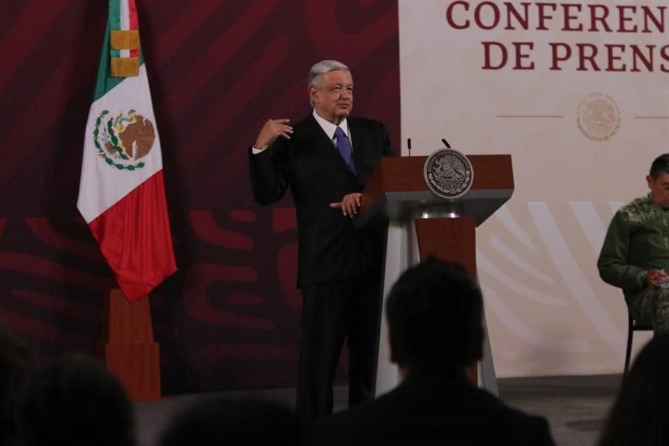 El Presidente en conferencia.