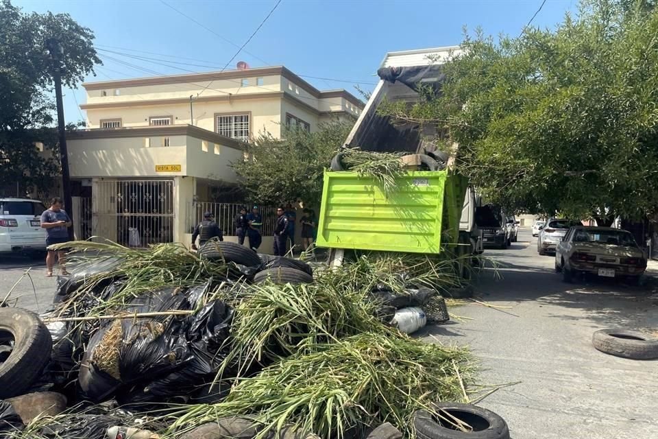 Un camión de Simeprode descargó basura afuera de la casa donde vive un hermano de Mauro Guerra, en el sector Linda Vista, en Guadalupe.