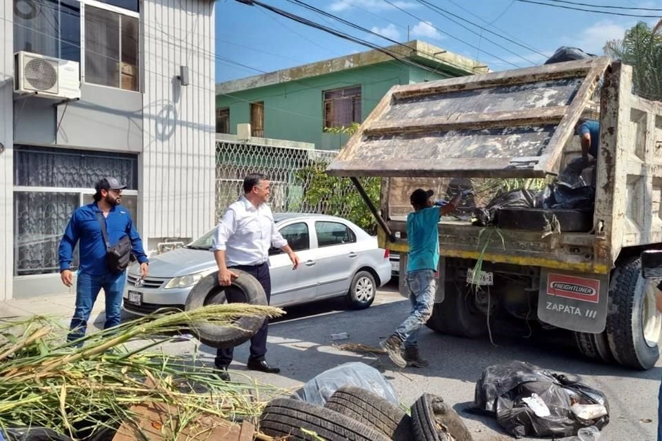 Minutos después, Mauro Guerra empezó a recoger la basura.