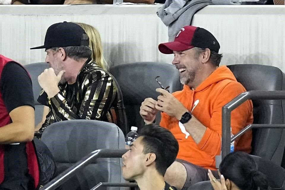 Brendan Hunt y Jason Sudeikis, de la serie 'Ted Lasso', se la pasaron bomba durante el partido.