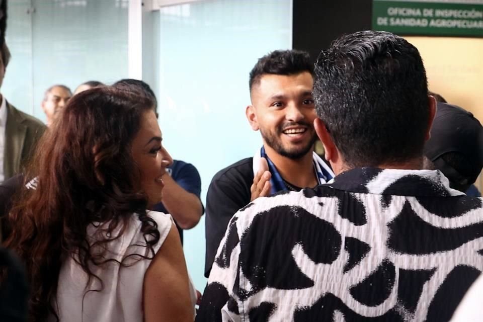 Con una gran sonrisa arribó el atacante mexicano al Aeropuerto Internacional de Monterrey.