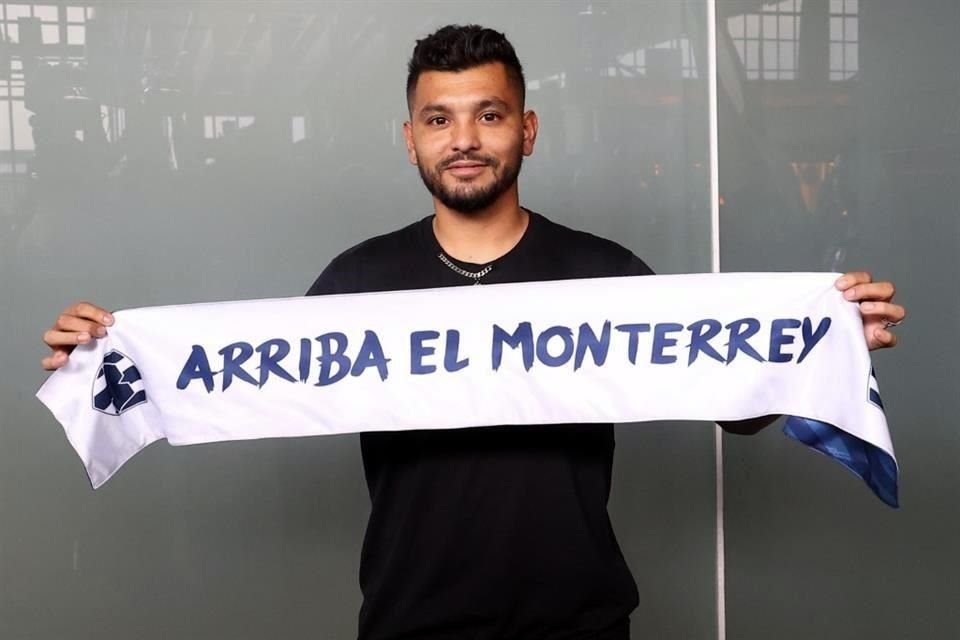 También se dio tiempo para posar con esta bufanda alusiva al Monterrey.