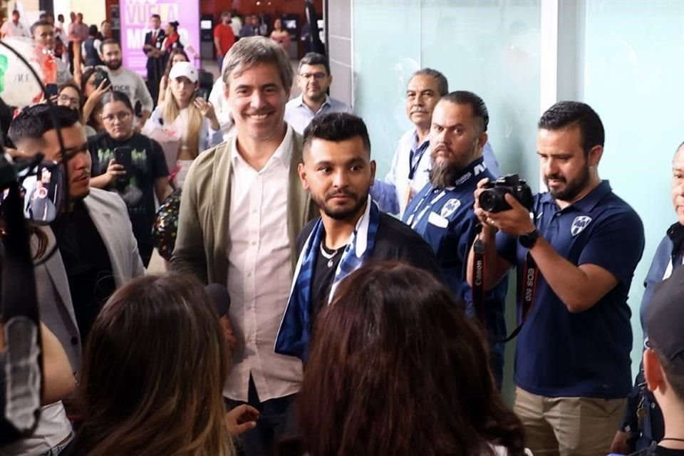 Matías Bunge (verde con blanco) estuvo presente en la llegada del 'Tecatito' a la Ciudad.