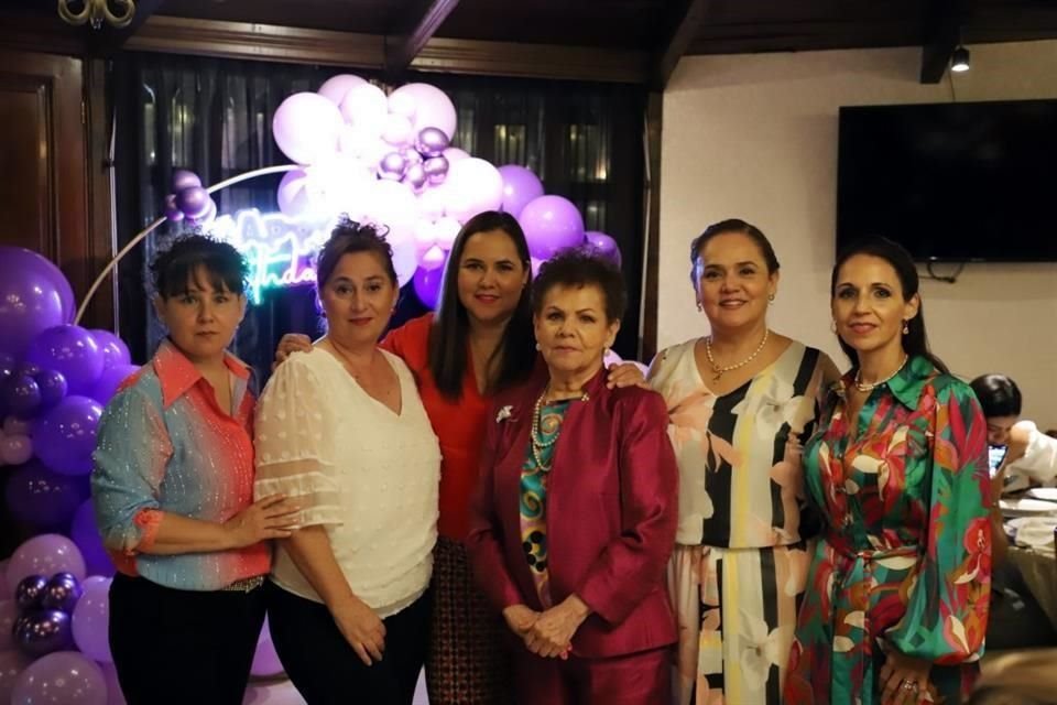 Florisa Fernández, Josefina de Fernández, Alejandra Fernández, Florisa de Alejandro, Karina Fernández y Blanca Fernández