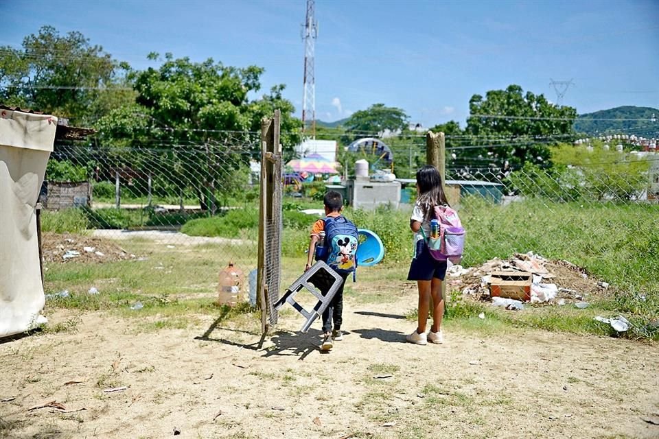 Los niños deben llevar sus propias sillas a la escuela para tomar clase.