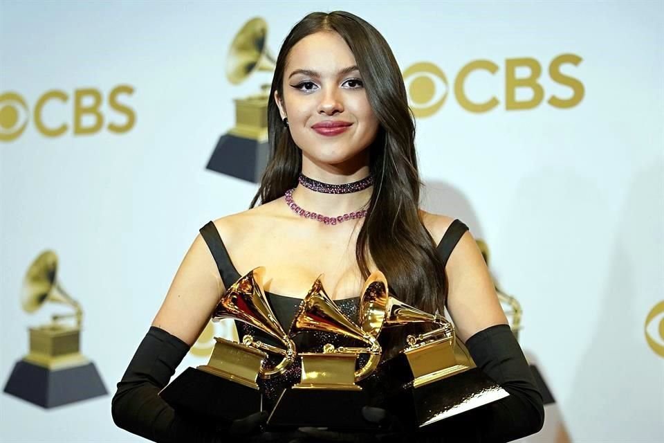 Recibió varios Grammy, incluyendo el de Mejor Artista Nuevo, por su álbum 'Sour'.