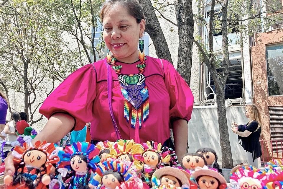 Catalina González, originaria de una comunidad wixárika de Jalisco, pidió a las autoridades que le permitan vender sus productos.