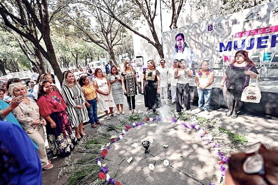 Para conmemorar el Día Internacional de la Mujer Indígena, algunas asistentes realizaron un ritual náhuatl.