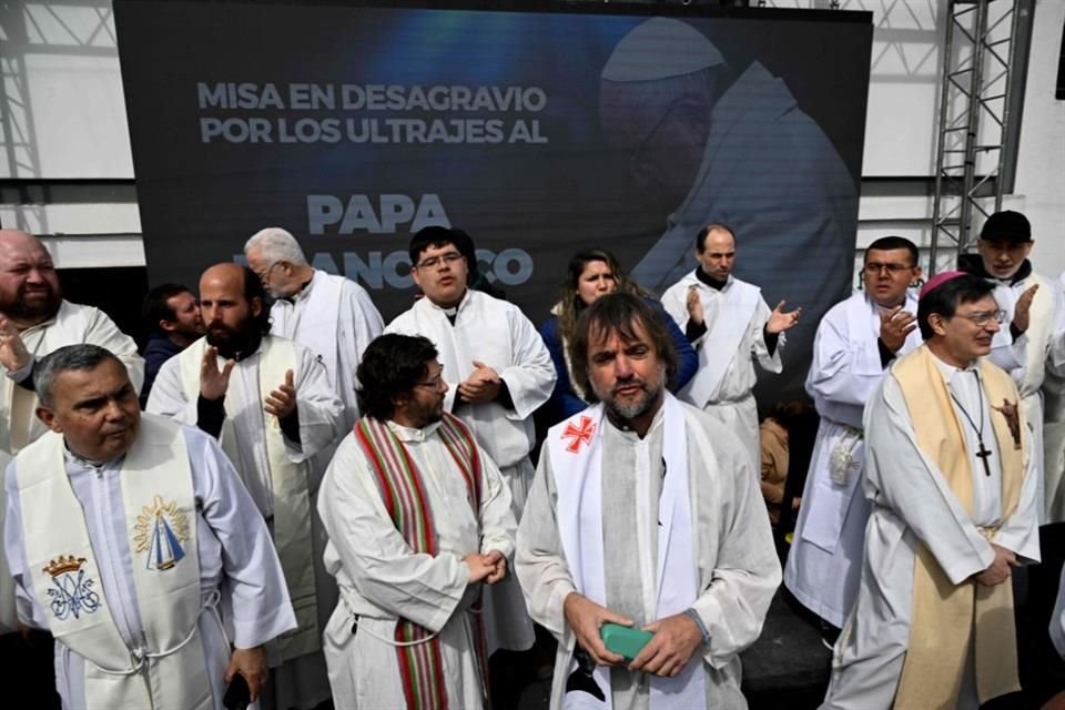 Sacerdotes católicos celebran una misa de reparación al Papa Francisco en respuesta a las críticas del candidato presidencial Javier Milei en Buenos Aires.