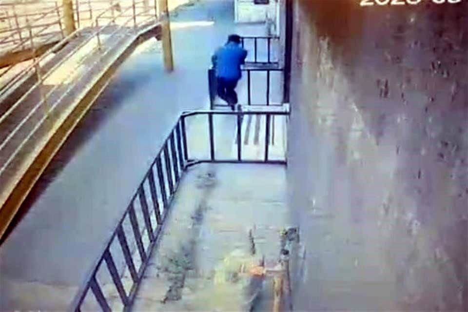 Una cámara de seguridad captó al presunto ladrón escapando herido de los laboratorios, en la Colonia Mitras Sur.