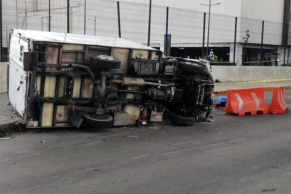 El impacto provocó la volcadura del camión sobre Vallejo.