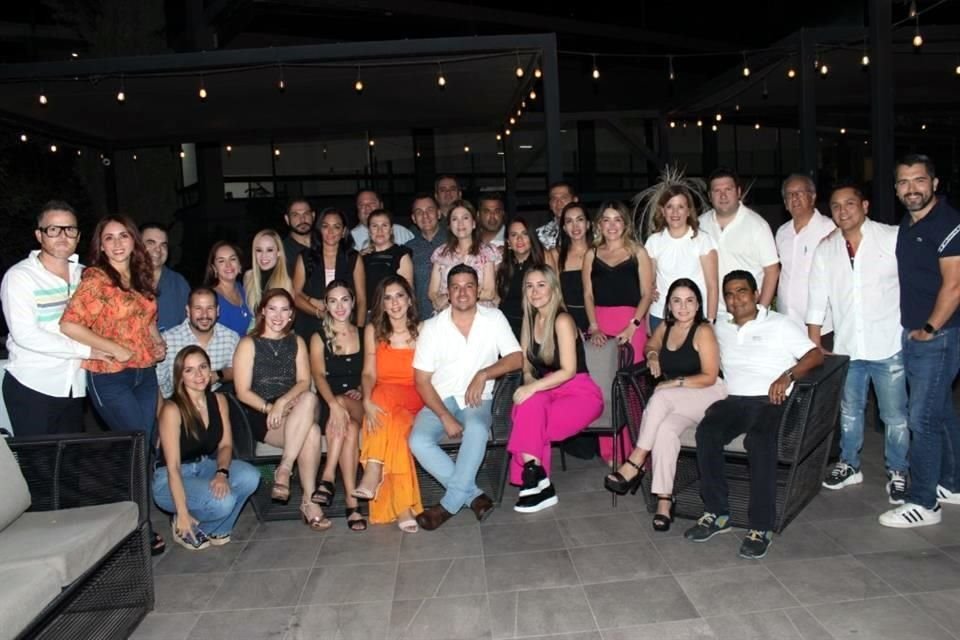 Nelly Alanis celebra su aniversario 44 con un reunión entre amigos y familiares, en el Deportivo Cumbres.